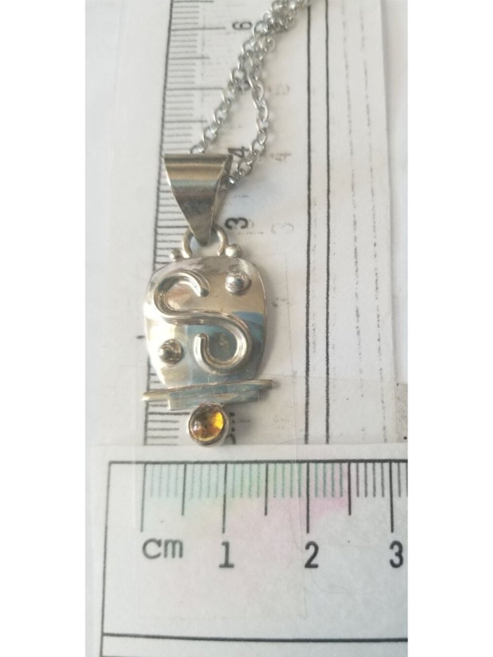 Necklace Silver Amber Triangle   5.7  gr 28.5 ct  1.5 cm  x  4 cm  16" chain Amb